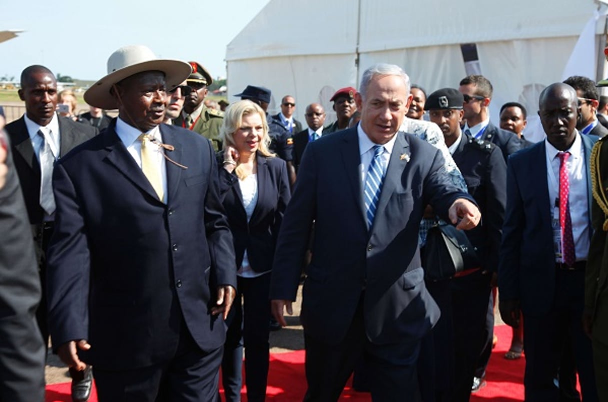 Benyamin Netanyahou est accueilli par Yoweri Museveni le 4 juillet 2016 à Entebbe en Ouganda. © Stephen Wandera/AP/Sipa