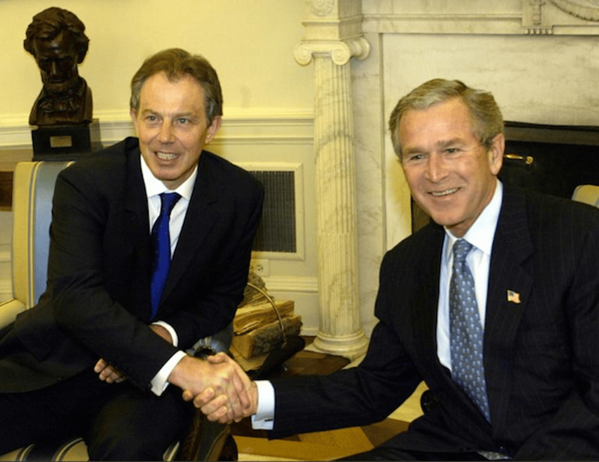 Le Premier ministre britannique Tony Blair et le président américain G. W Bush à la Maison Blanche le 16 avril 2004. © AFP