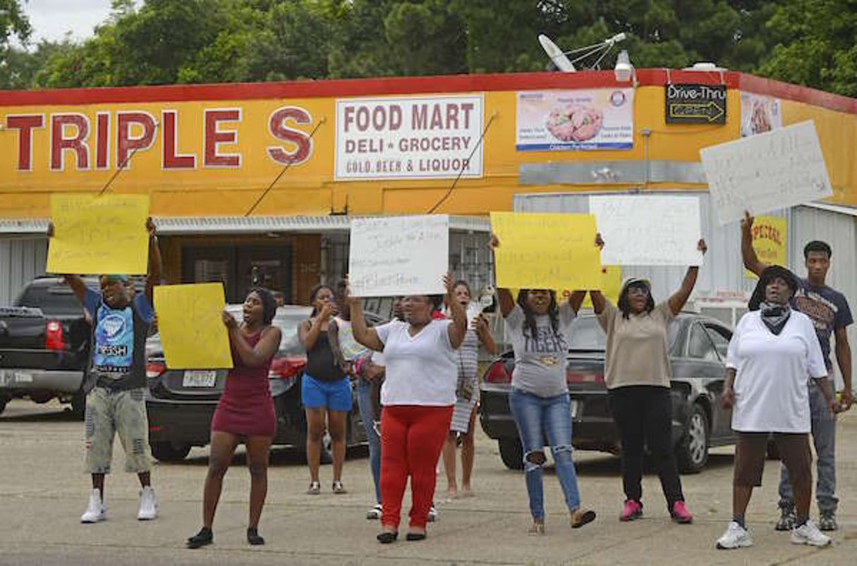 Manifestants rassemblés devant le supermarché de la ville de Bâton-Rouge, en Louisiane (sud-est) où est décédé Alton Sterling lors d’une altercation avec la police, le 5 juillet 2016. © Travis Spradling/AP/SIPA