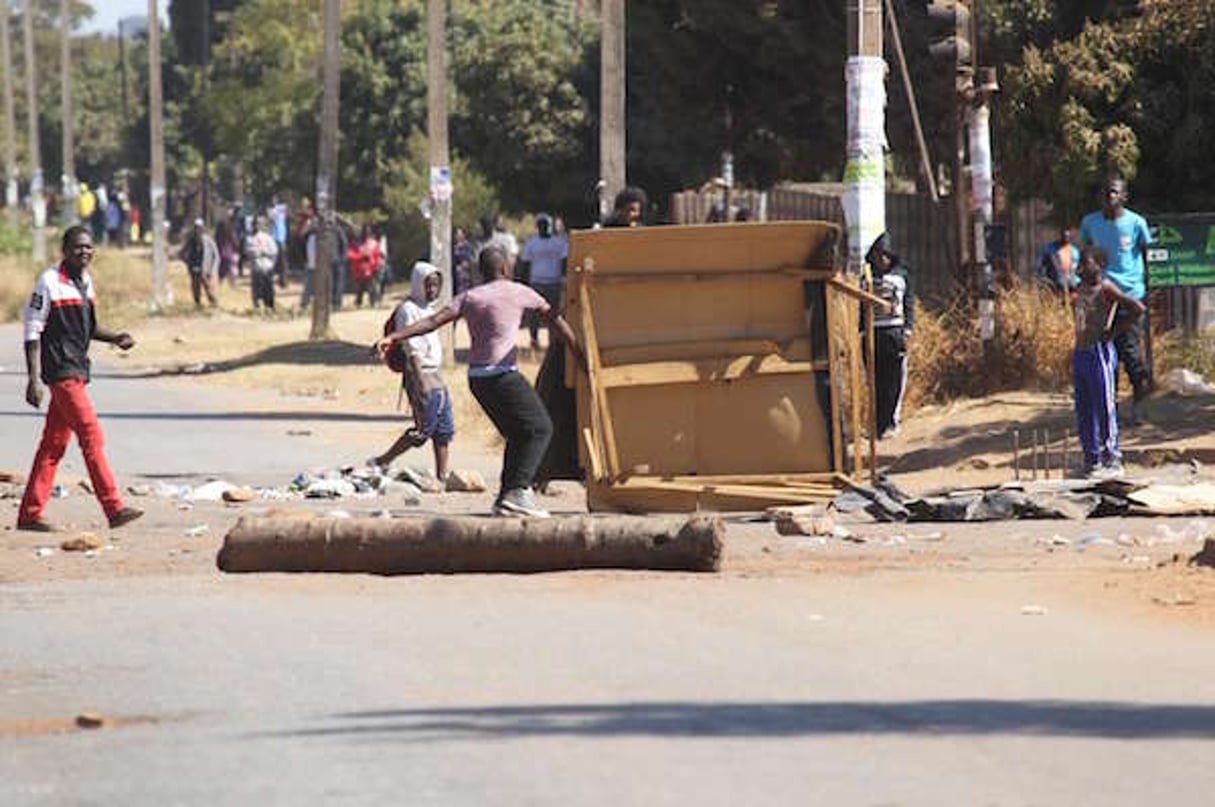 Des manifestants bloquent une route lors d’une journée de grève générale contre la politique économique du président zimbabwéen Robert Mugabe, à Harare le 6 juillet 2016. © Tsvangirayi Mukwazhi/AP/SIPA