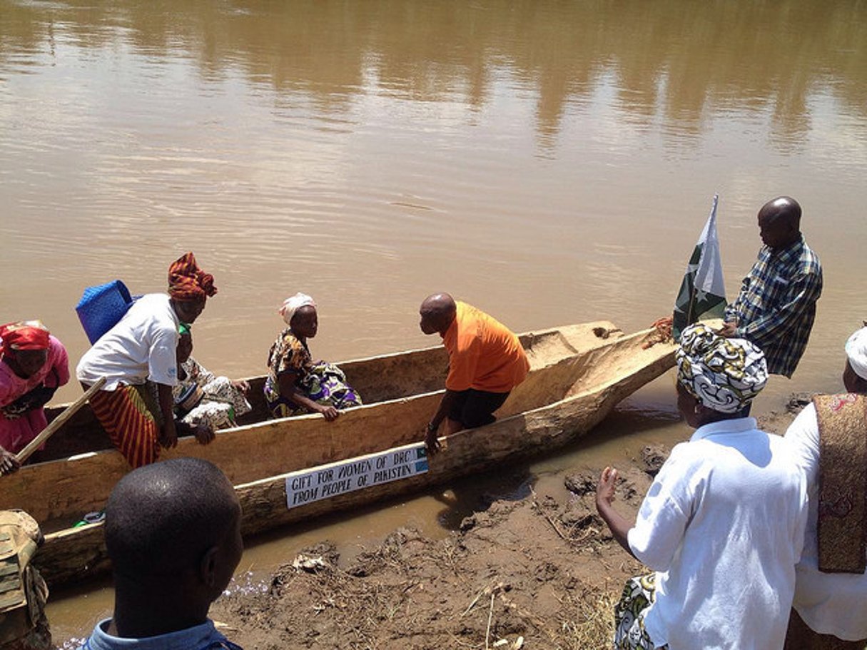 Deux pirogues offertes par la Monusco pour la traversée de la rivière Ulindi à Shabunda, dans l’est de la RD Congo. © Flickr/Monusco