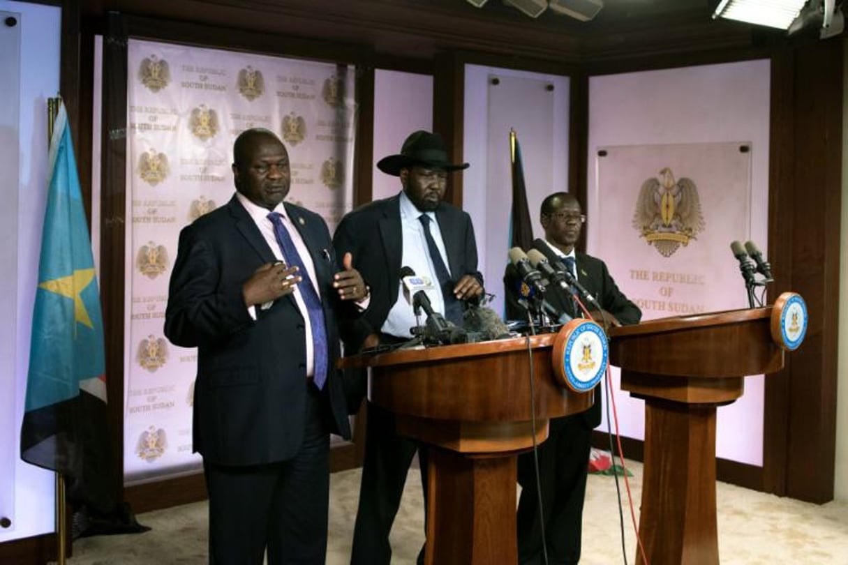 Le premier vice-président du Soudan du Sud Riek Machar (g) au côté du président Salva Kiir (C) et du vice-président James Wani Igga (d) juste avant des tirs d’armes devant le palais présidentiel à Juba, le 8 juillet 2016. © AFP/ Charles Atiki Lomodong