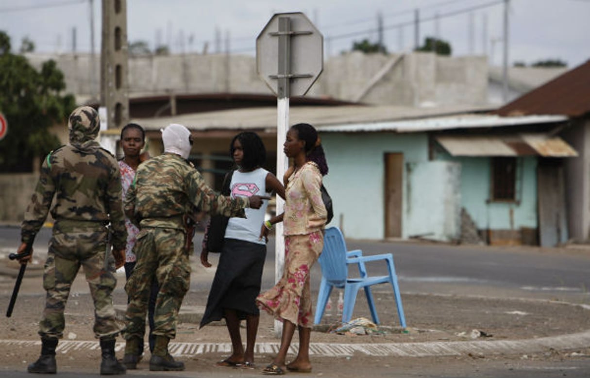 Contrôle d’identité dans une rue de Port-Gentil, suite aux violences post-électorales de 2009. © Rebecca Blackwell/AP/SIPA