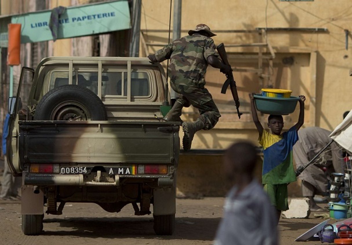 Un soldat de l’armée malienne à Gao, le 25 juillet 2013. © Rebecca Blackwell/AP/SIPA