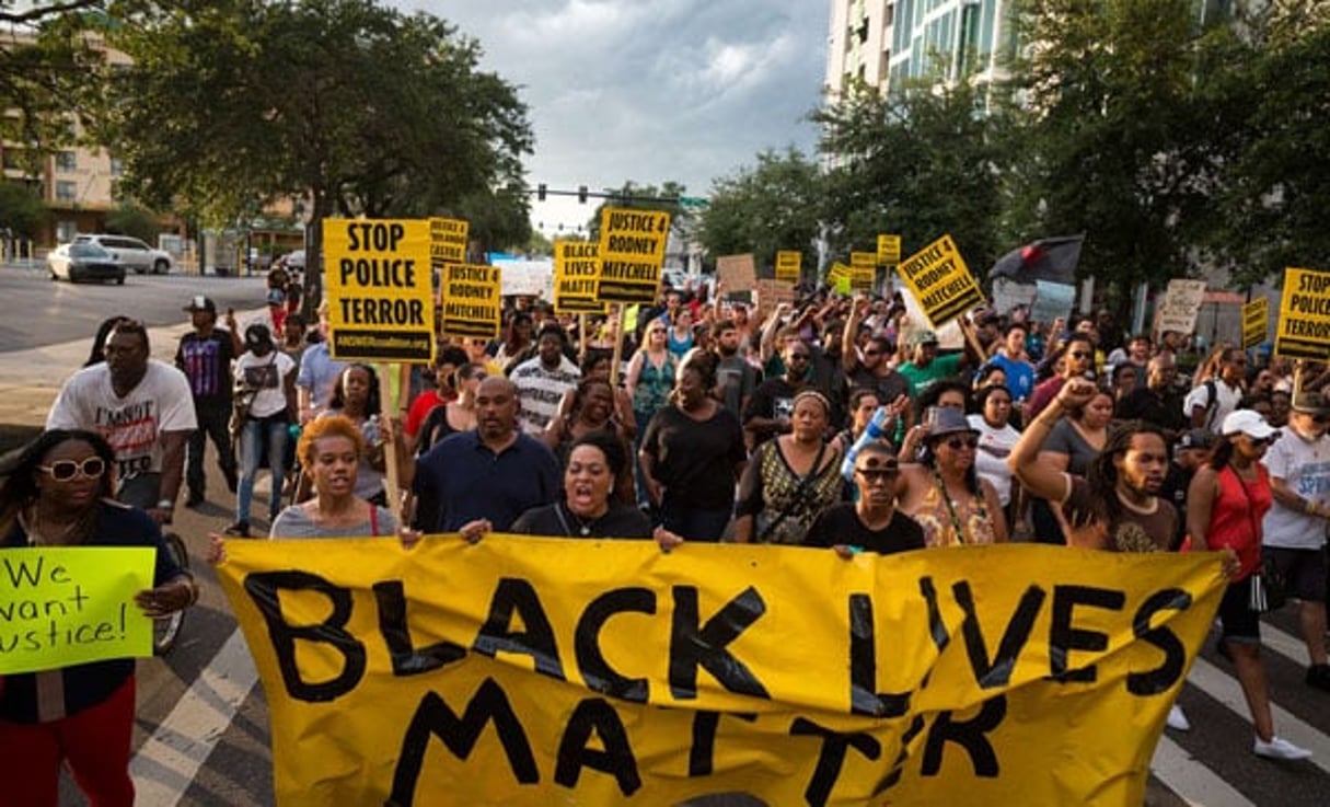 Manifestation pacifique du mouvement BlackLivesMatter après la mort d’Alton Sterling et Philando Castille, en Floride le 11 juillet 2016. © Loren Elliott/AP/SIPA