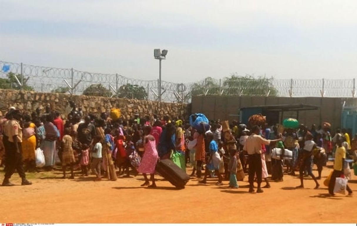Des habitants de Djouba, la capitale du Soudan du Sud, cherchant refuge dans le camp du Programme alimentaire mondial le 10 juillet 2016. © Sinisa Marolt/AP/SIPA