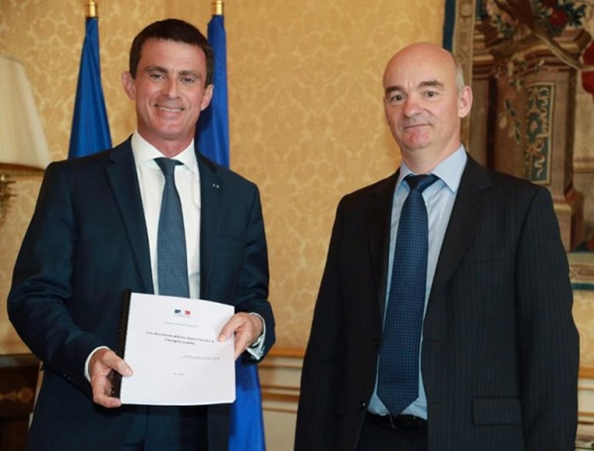 Le Premier ministre Manuel Valls et le professeur d’université Yannick L’Horty, le 12 juillet 2016 à Paris. © AFP / JACQUES DEMARTHON