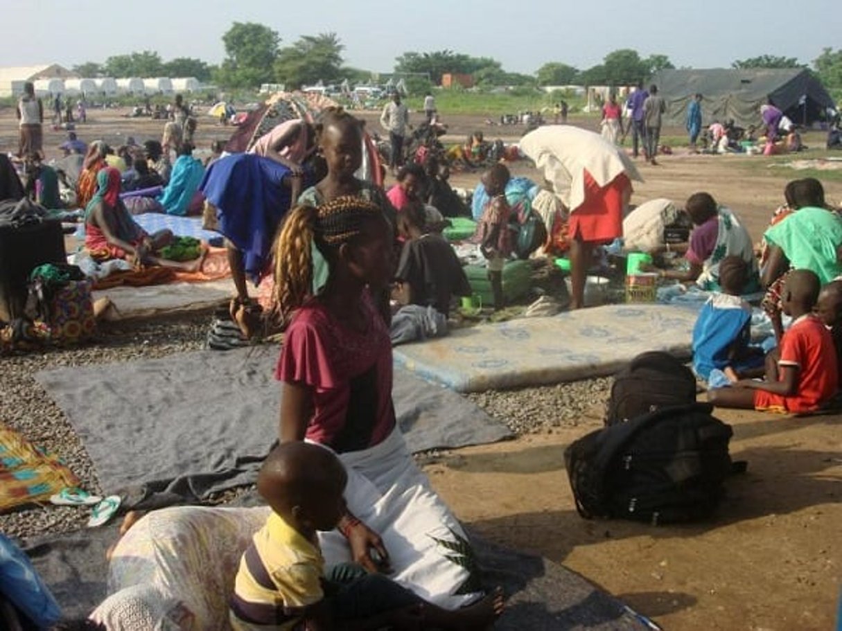 Photo fournie par l’ONU d’habitants ayant trouvé refuge dans un camp de l’ONU à Juba. © afp.com – BEATRICE MATEGWA