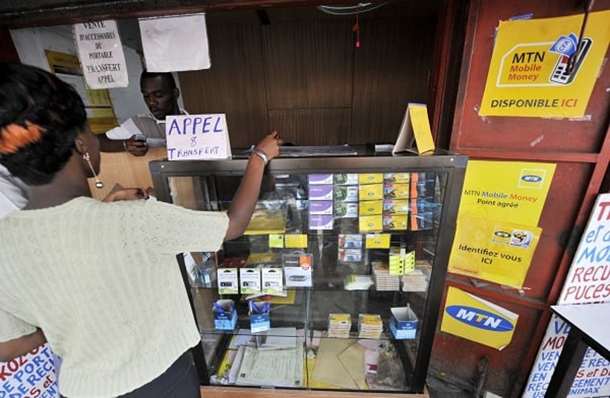 Point de vente d’accessoires de téléphones portables et de crédit téléphonique, à Abidjan en avril 2012. © OLIVIER POUR JA