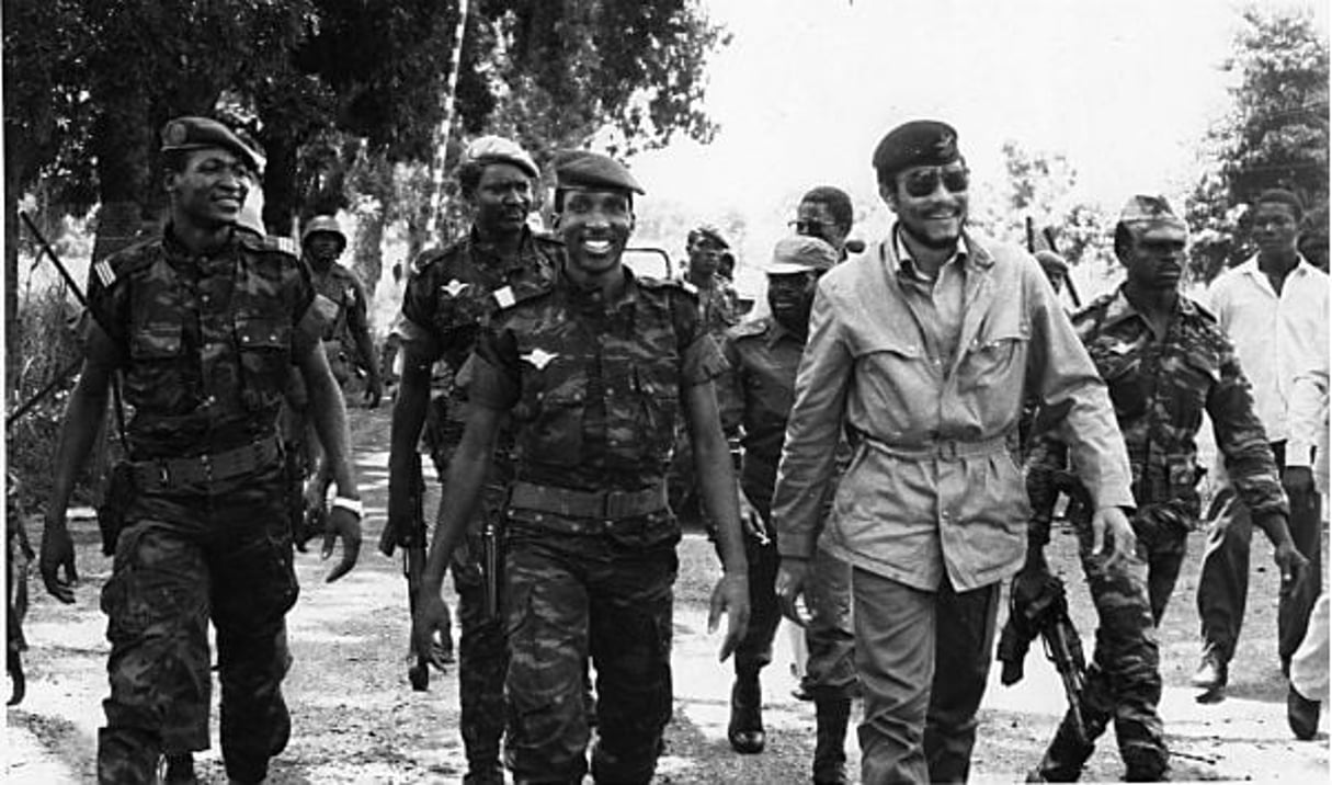De g. à dr. : Blaise Compaoré, Thomas Sankara et l’ex-président ghanéen Jerry Rawlings, à Pô, le 28 septembre 1983. © Carrefour Africain/Archives JA