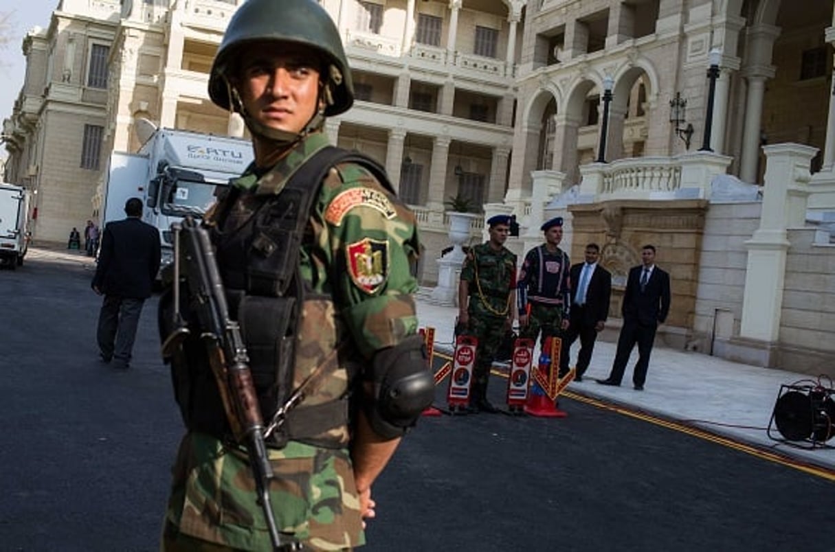 Un militaire devant le palais Qubbah, le 17 avril 2016. © GEAI LAURENCE/SIPA