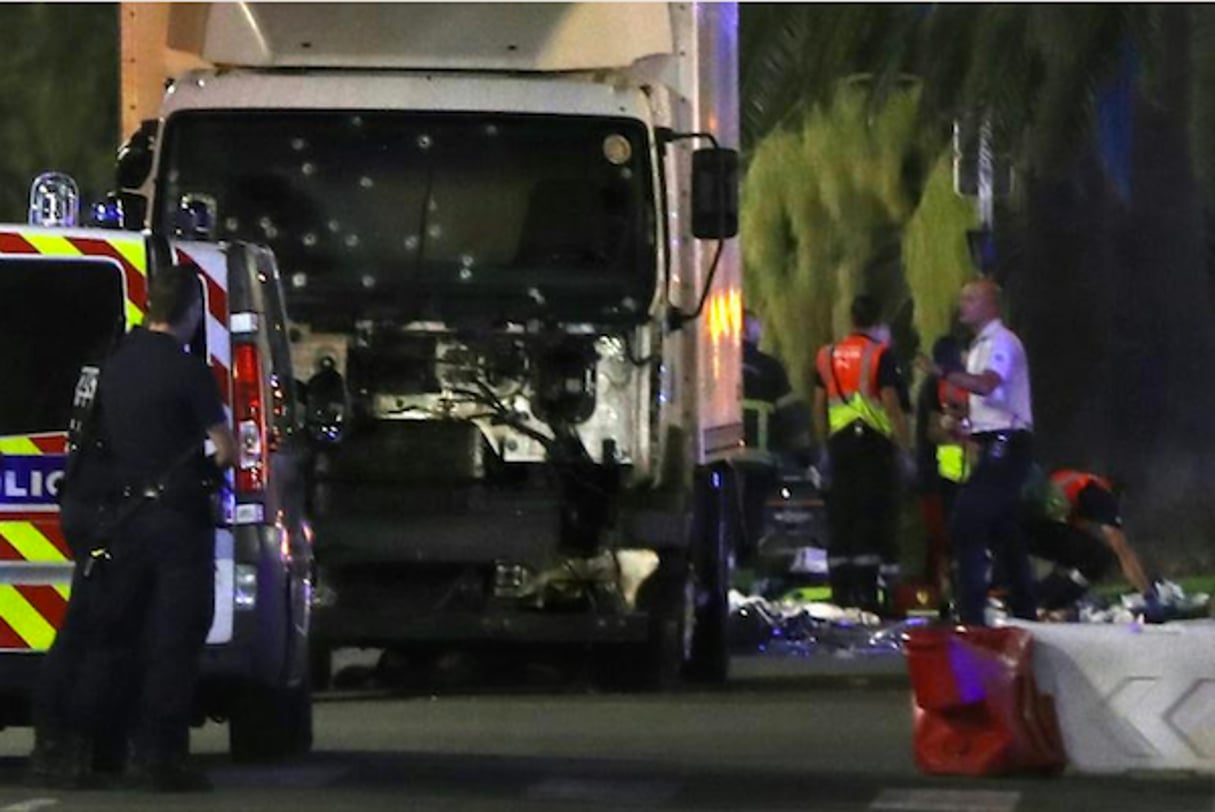 Des policiers autour du camion qui a foncé sur la foule le 14 juillet 2016 sur la Promenade des Anglais à Nice. © AFP