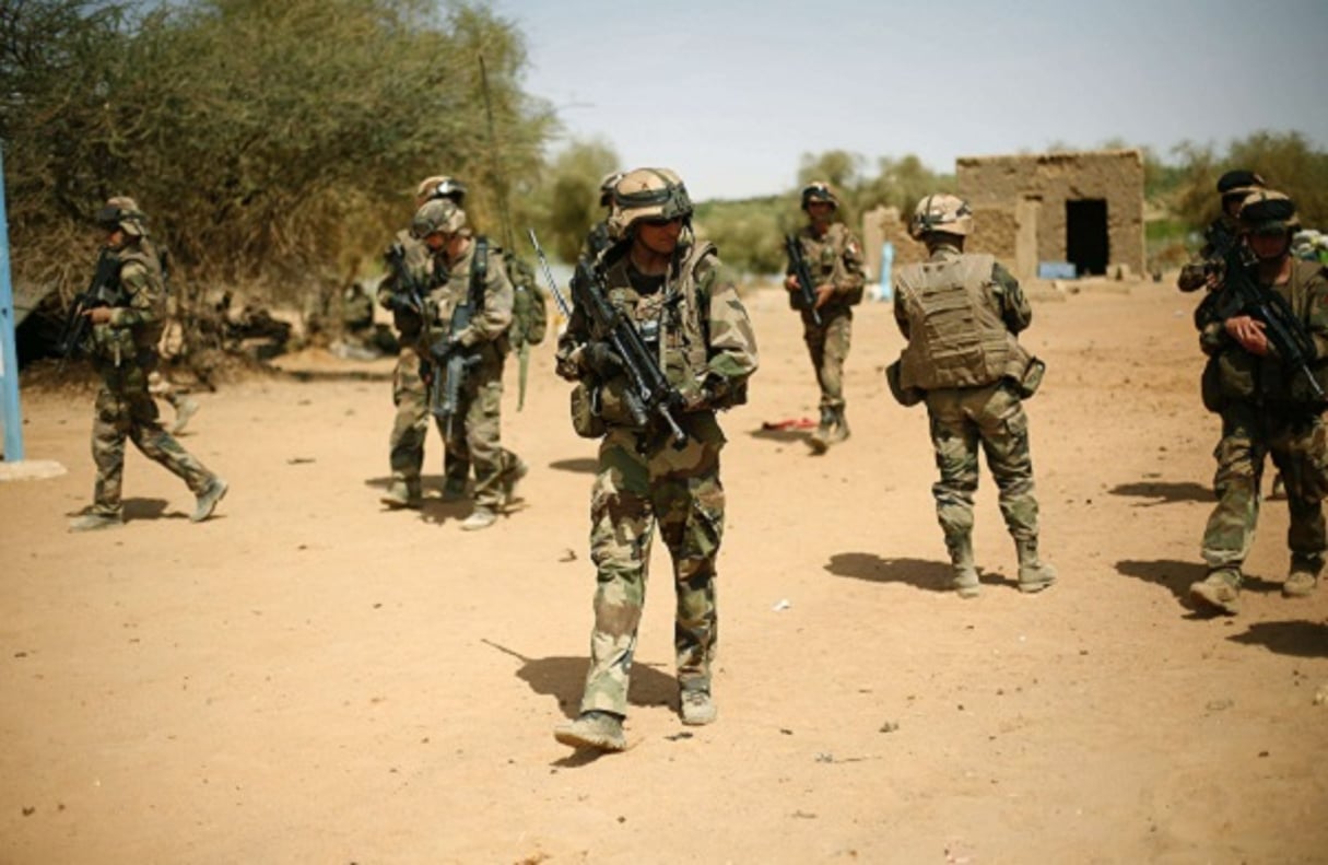 Des soldats français sécurisent une zone à l’entrée de Gao, au Mali, le 10 février 2013 (photo d’illustration). © Jerome Delay/AP/SIPA