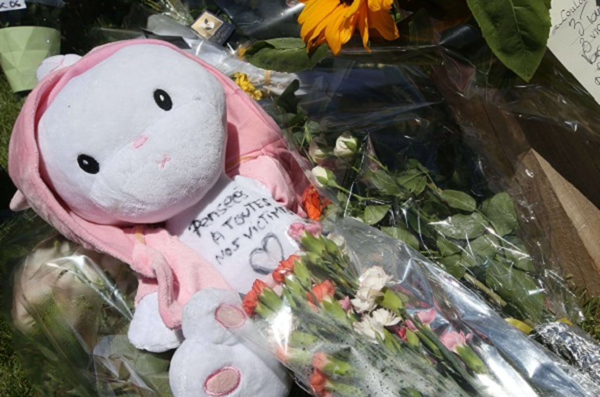 Une peluche parmi des fleurs, en hommage aux victimes de l’attentat à Nice, le 15 juillet 2016. © Luca Bruno/AP/SIPA