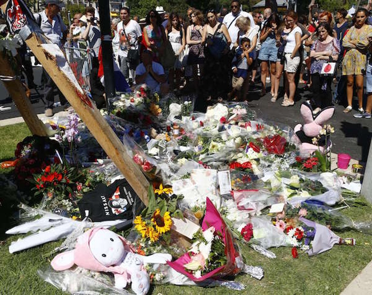 Des personnes rendent hommages aux victimes de l’attaque terroriste qui a fait au moins 84 morts à Nice le 14 juillet. © Francois Mori/AP/SIPA