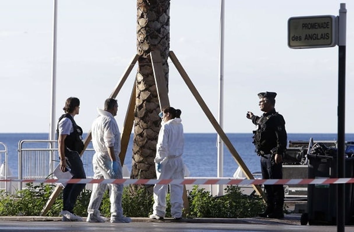 Des policiers sur la Promenade des Anglais au lendemain de l’attentat du 14 juillet à Nice. © Claude Paris/AP/Sipa