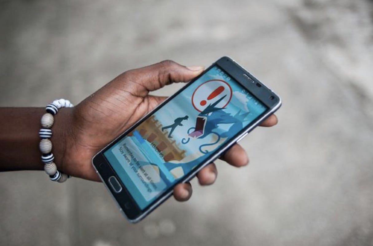 Des utilateurs du jeux Pokemons à Lagos au Nigeria, le 14 juillet 2016. © STEFAN HEUNIS/AFP