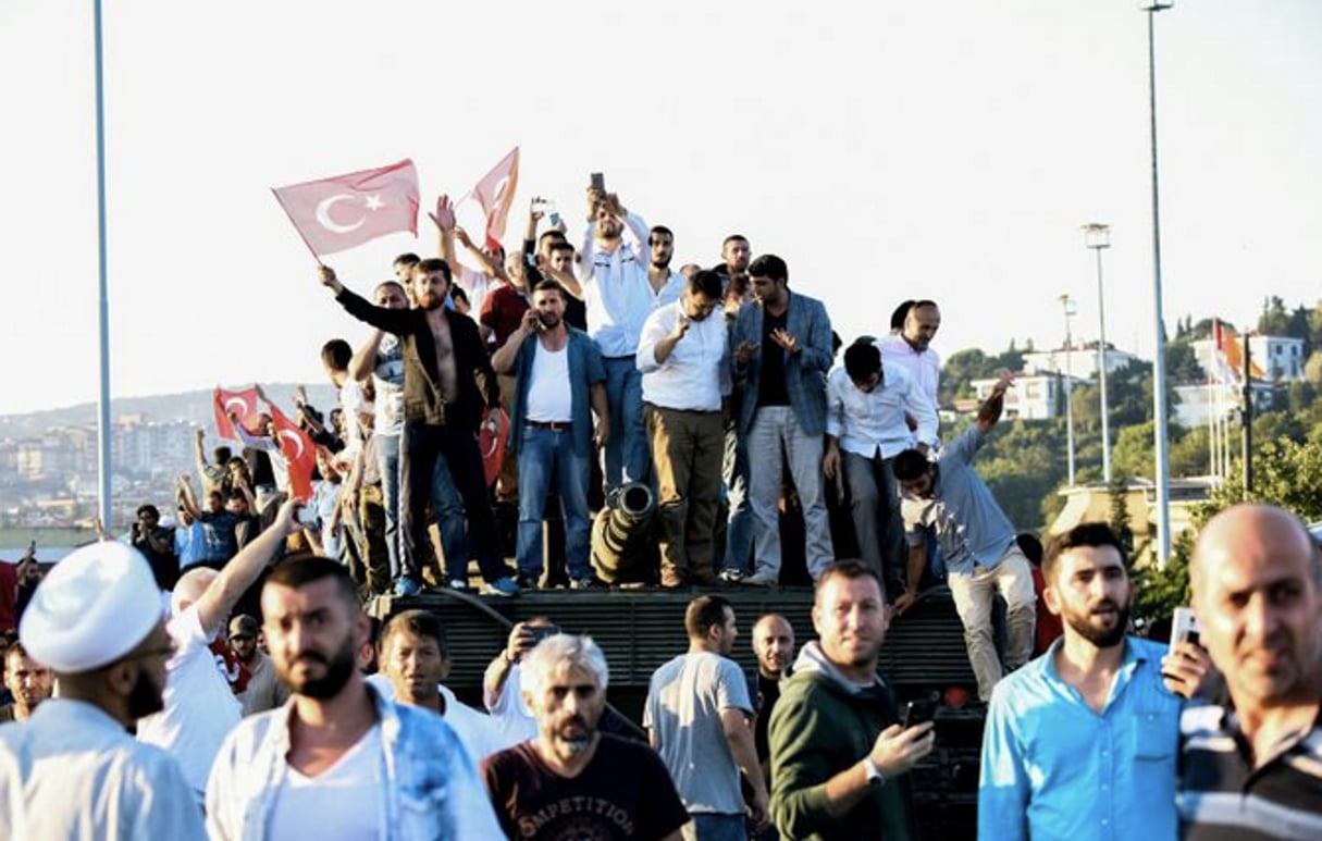 Des personnes sur un char à Istanbul, le 16 juillet 2016. © BULENT KILIC/AFP