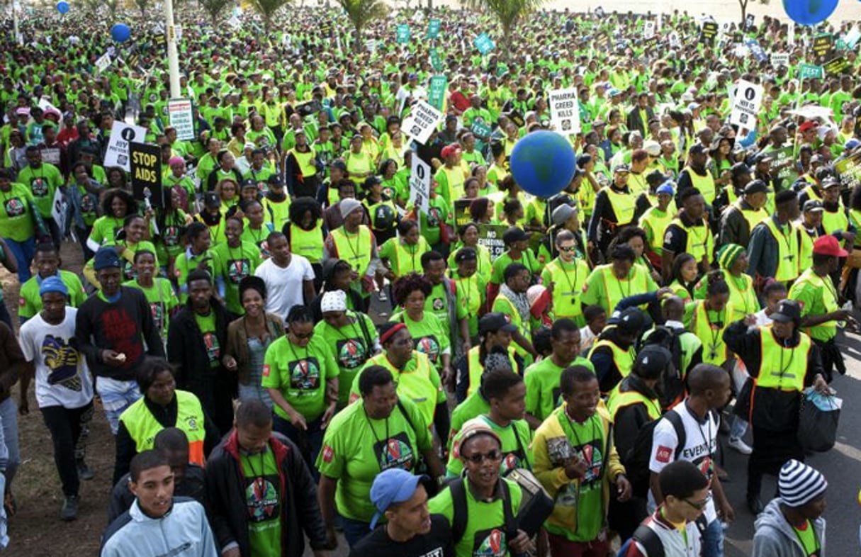 Des milliers de personnes défilent à Durban pour faire pression sur les participants à la 21e conférence internationale sur le sida qui s’ouvre lundi, le 16 juillet 2016, en Afrique du Sud. © Mathew Kay / AFP