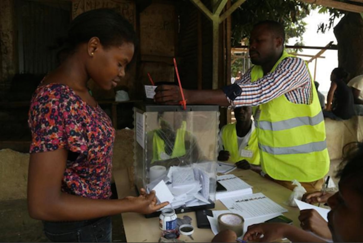 Une électrice vote à Sao Tomé, le 17 juillet 2016. © AFP