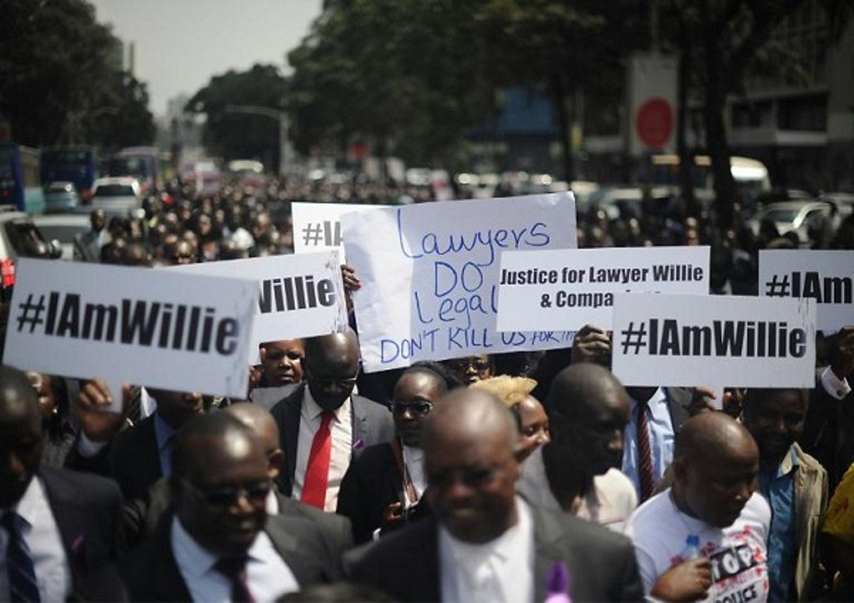 Des milliers de Kenyans manifestent le 5 juillet 2016 après le meurtre d’un avocat, de son client et de leur chauffeur © afp.com – TONY KARUMBA