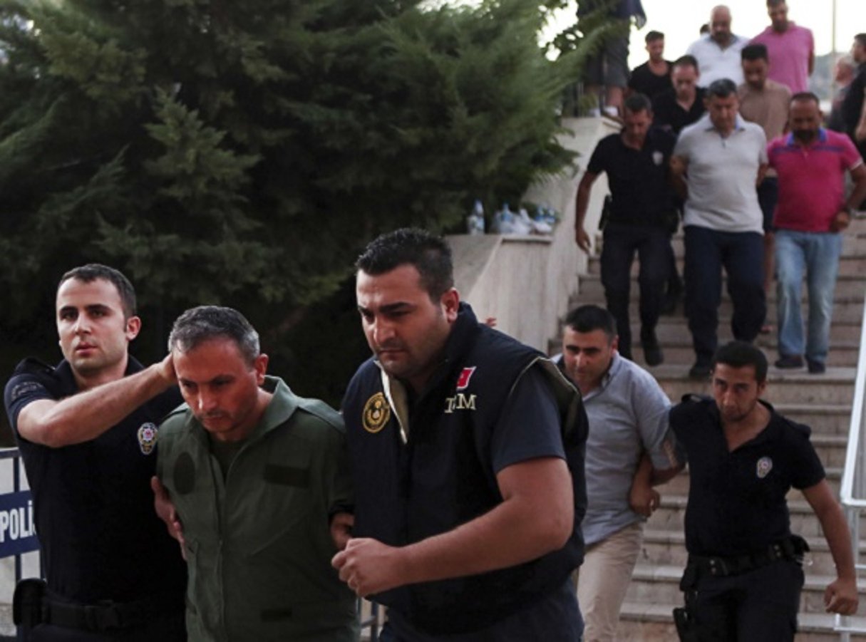 Arrestation de militaires par la police, à Mugla, le 17 juillet 2016. © Tolga Adanali/AP/SIPA