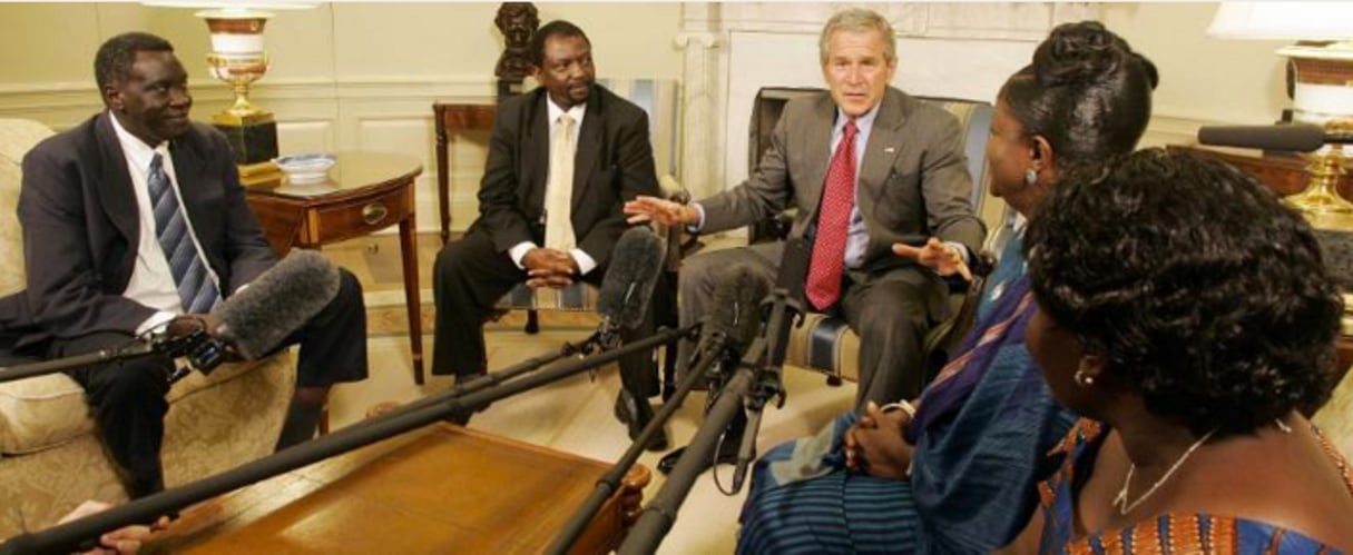 Alfred Taban et George W. Bush à Washington le 27 juin 2006. © AFP