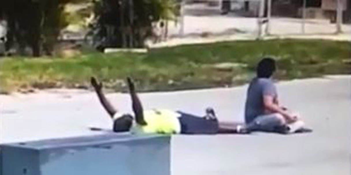 Capture d’écran de la vidéo de Charles Kinsey, à terre et les mains en l’air, avant que la police ne lui tire dessus. © DR / YouTube