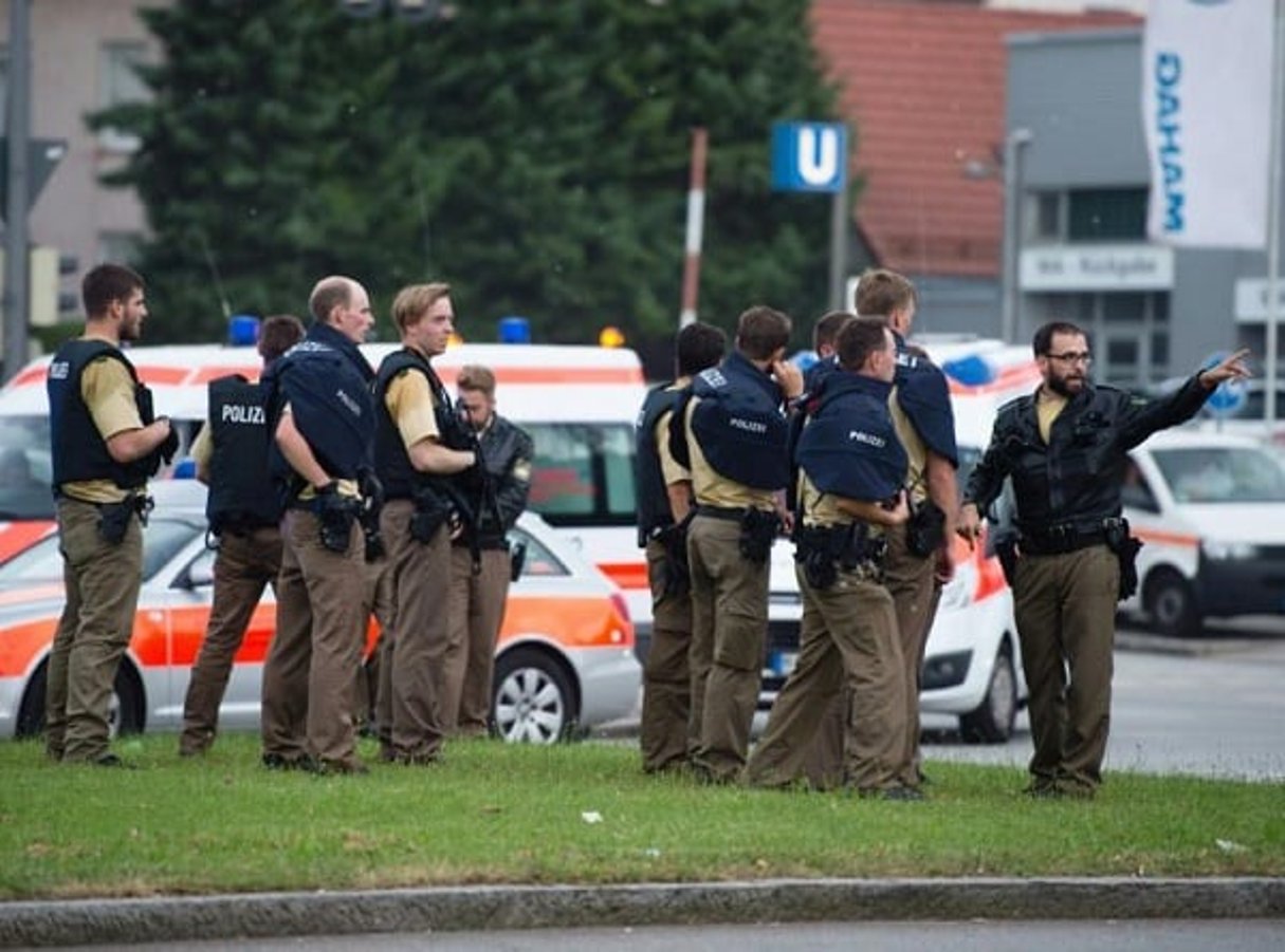 La police de Munich sur les lieux de la fusillade dans un centre commercial près du stade olympique, le 22 juillet 2016. © afp.com – Matthias Balk