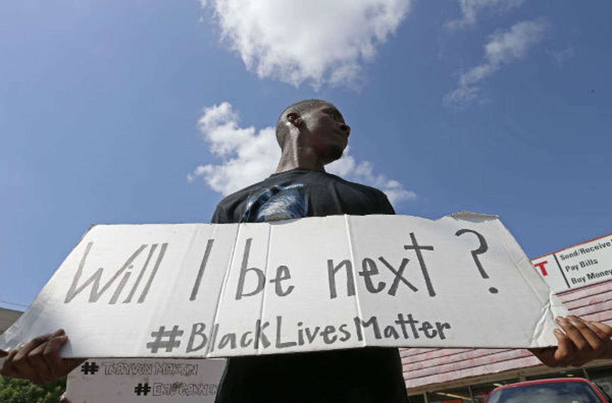 Un homme présent à présent à une manifestation Black Lives Matter, à Dallas le 10 juillet 2016. © Jae S. Lee/AP/SIPA