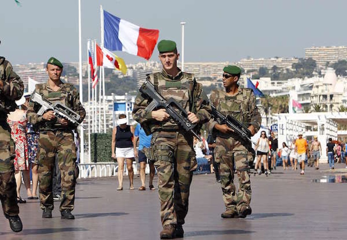 Des militaires sur la promenade des Anglais, à Nice, le 19 juillet 2016. © Claude Paris/AP/SIPA