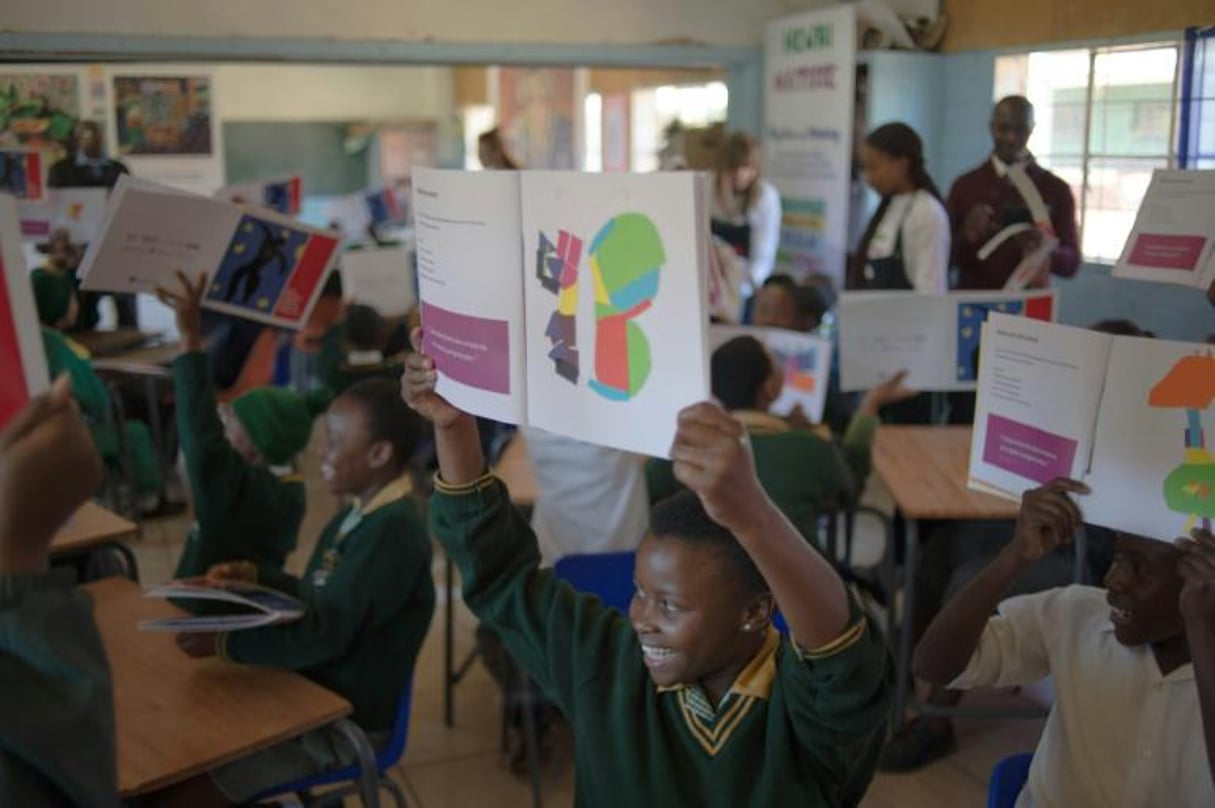 Des élèves lors d’un atelier consacré à Matisse, le 20 juin 2016, dans une école défavorisée de Soweto. © Mujahid Safodien/AFP