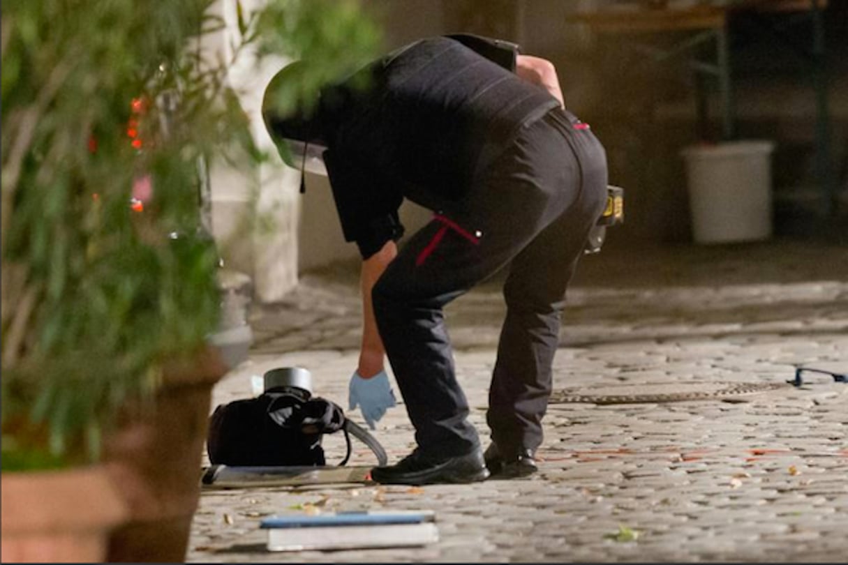 Un officier de police inspecte un sac à dos utilisé pour transporter une bombe sur le lieu de l’attentat-suicide d’Ansbach, le 25 juillet 2016. © AFP