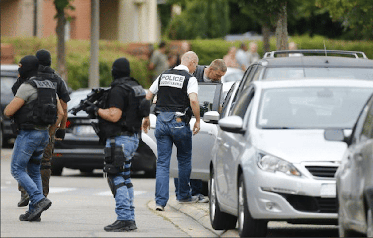 Arrestation d’un homme après une perquisition à Saint-Étienne-du-Rouvray, le 26 juillet 2016. © AFP