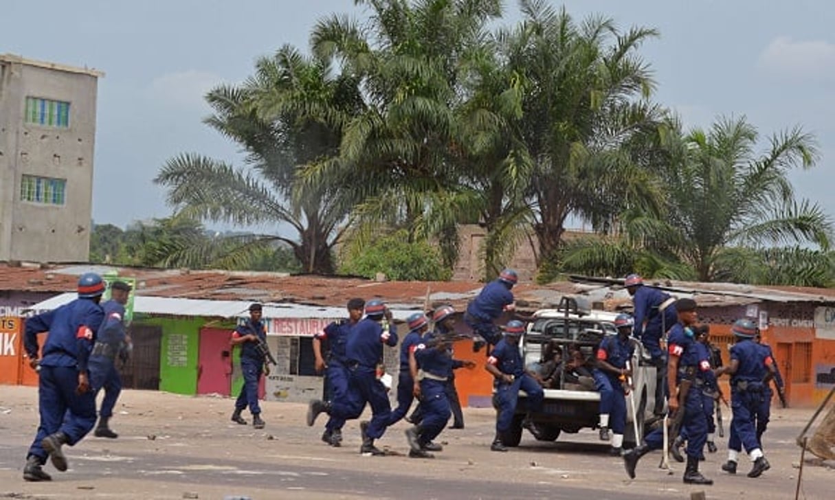 Des policiers congolais déployés lors d’une manifestation anti-gouvernementale à Kinshasa en janvier 2015. Photo d’illustration). © John Bompengo/AP/SIPA