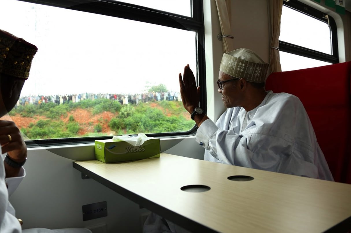 Le président Buhari a d’ailleurs profité de l’inauguration pour faire une balade de 20 minutes dans ce nouveau train. © Sunday Aghaeze/State House/Présidence de la république fédérale du Nigeria