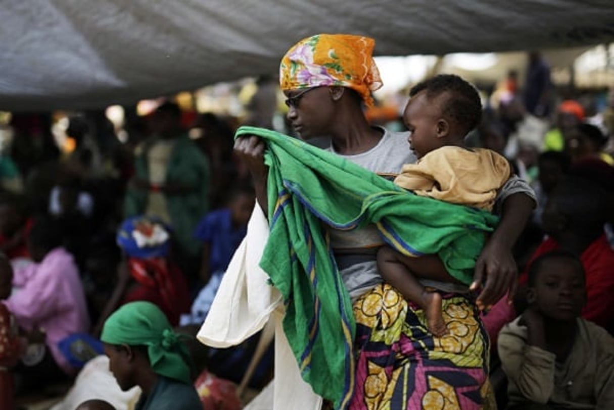 Des réfugiés fuient le pays pour rejoindre la Tanzanie, le 23 mai 2015. © Jerome Delay/AP/SIPA