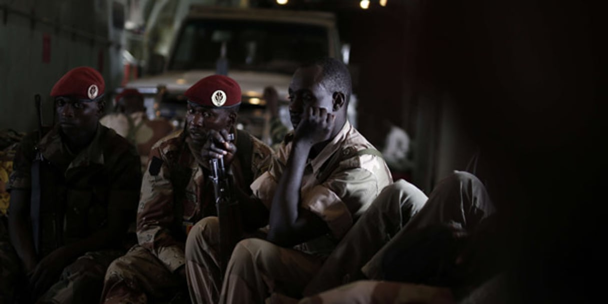 Des soldats tchadiens pendant un transport aérien vers Diffa, où ils devaient prendre un hélicoptère pour Damasak, au Nigeria, le 18 mars 2015. © Jerome Delay/AP/SIPA