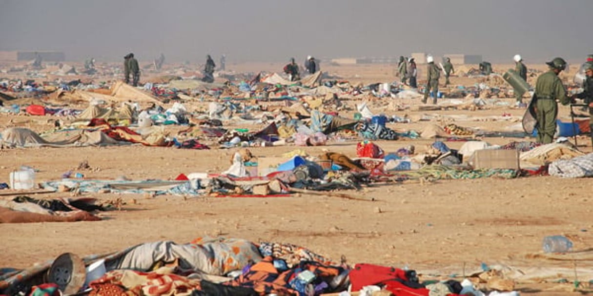 Les forces de l’ordre marocaines démantèlent le camp de Gdeim Izik, près de Laâyoune, au Sahara occidental, le 8 novembre 2010. © AP/SIPA
