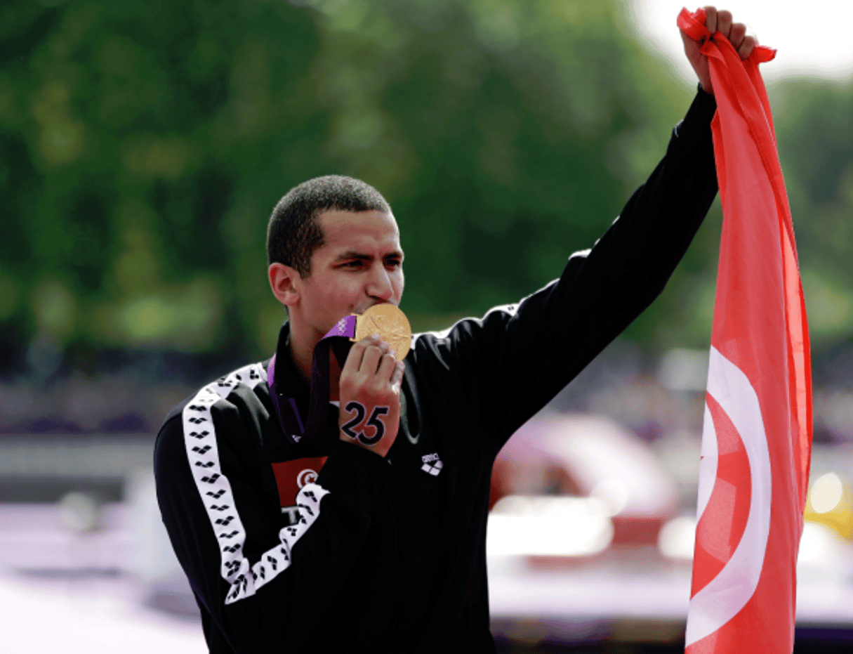 Le nageur tunisien Oussama Mellouli célébrant sa médaille d’or aux JO de Londres en 2012. © Lefteris Pitarakis/AP/SIPA
