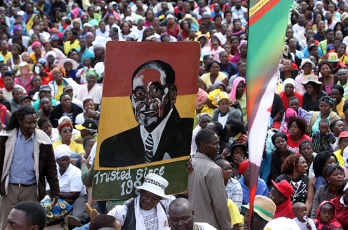 Des partisans du président réunis devant le QG du parti à Harare, le 20 juillet 2016. © Tsvangirayi Mukwazhi/AP/SIPA