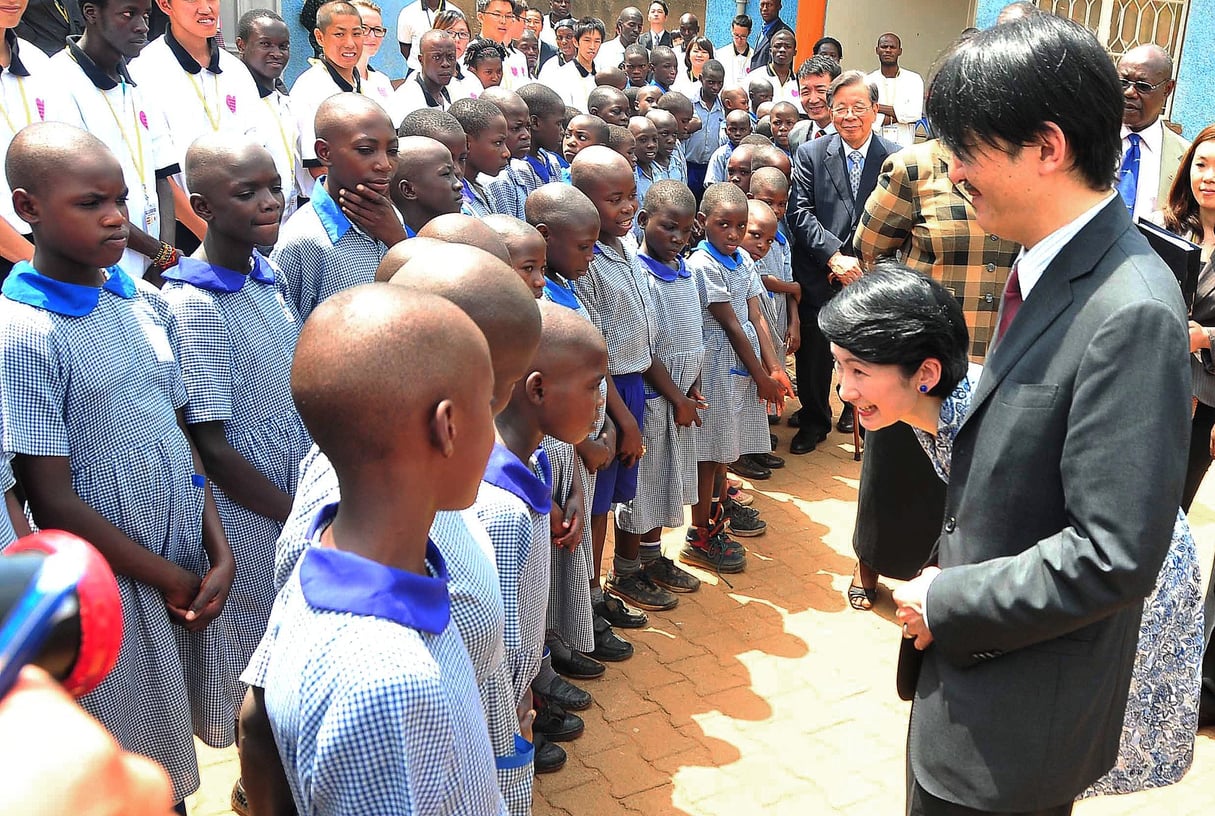 Le couple princier Akishino en visite dans une école financée par Ashinaga, dans le village de Nansana, en Ouganda. © peter busomoke /AFP