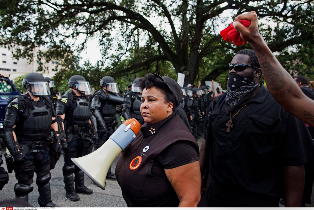 Baton Rouge, le 9 juillet. Face-à-face tendu entre forces de l’ordre et militants du New Black Panther Party après le meurtre d’un jeune Noir. © Max Becherer/AP/SIPA