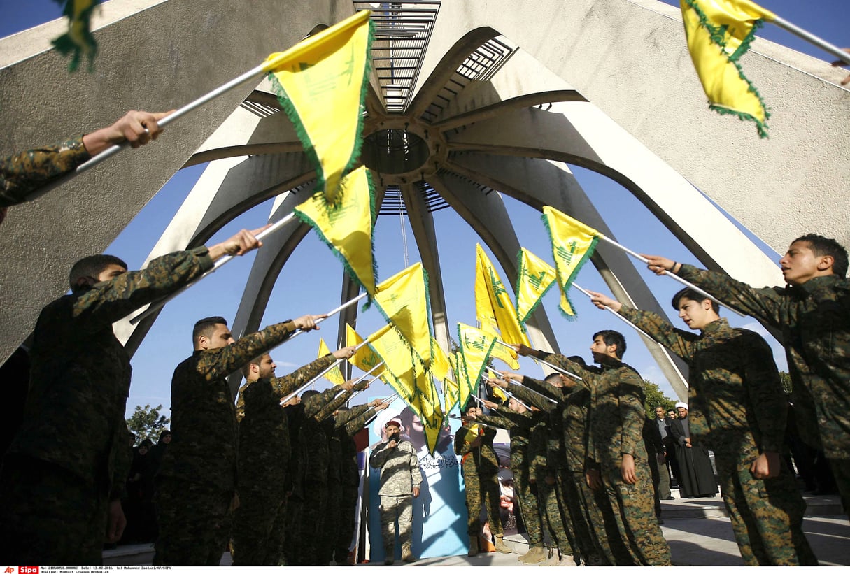 Tefahta (Sud-Liban), en février. 
Des combattants du Hezbollah rendent hommage à Cheikh Abbas al-Moussaoui, l’ex-leader du parti, tué en 1992. © mohammed zaatari/AP/SIPA