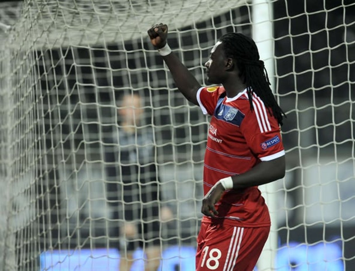 Gomis célébrant un but sous les couleurs de Lyon contre le club portugais du Vitória Guimarães en Ligue Europa le 12 décembre 2013. © Paulo Duarte/AP/SIPA