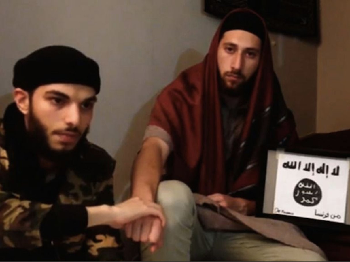 Capture d’écran d’une vidéo diffusée le 27 juillet 2016 par l’EI dans laquelle deux hommes présentés comme les auteurs de l’attaque de Saint-Étienne-du-Rouvray, « Abu Jaleel al-Hanafi »(g) et « Ibn Omar » (d), prêtent allégeance au chef de l’EI. © AFP