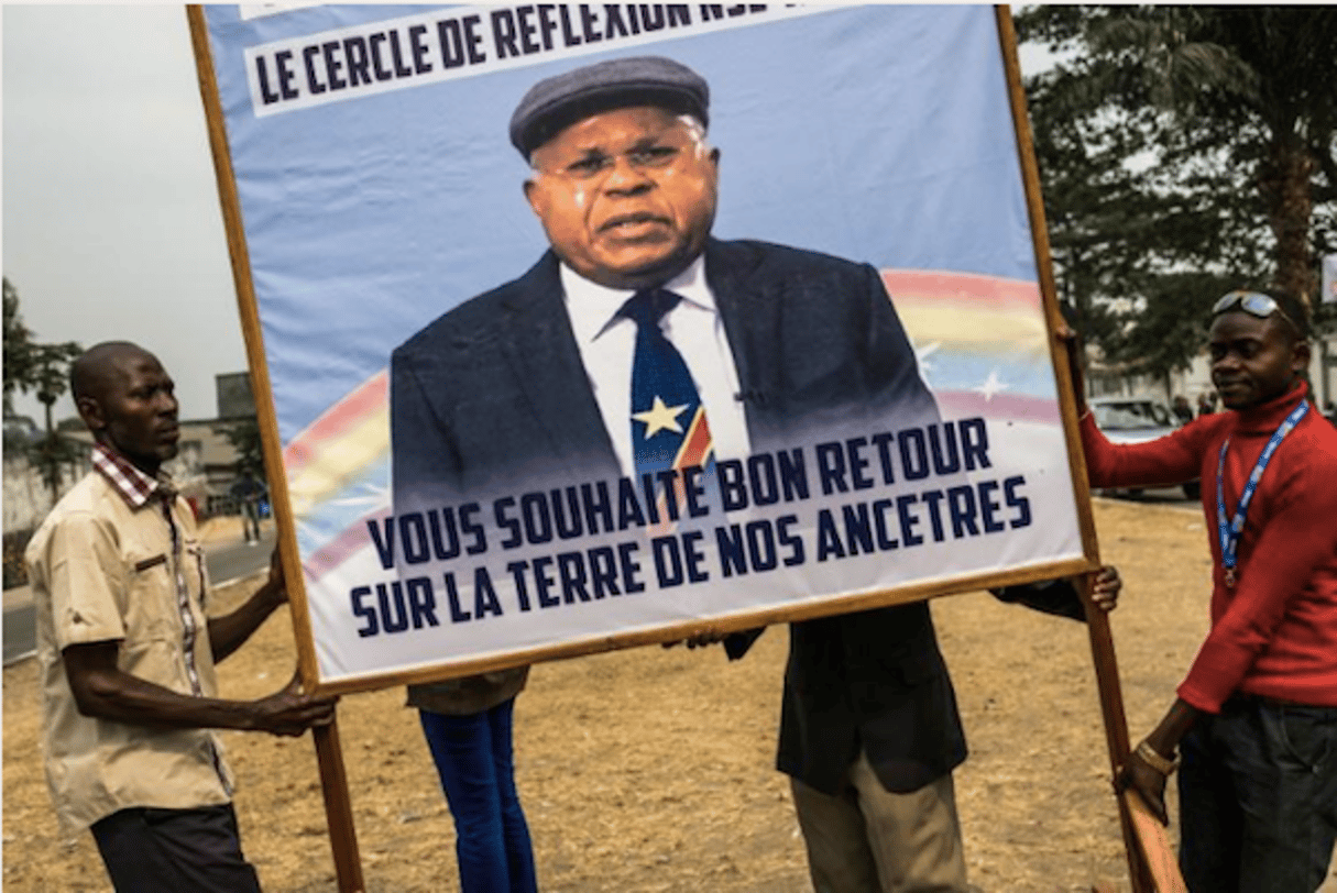 Des partisans de l’opposant historique Étienne Tshisekedi l’accueillent avec son portrait devant sa résidence à Kinshasa, le 27 juillet 2016. © AFP