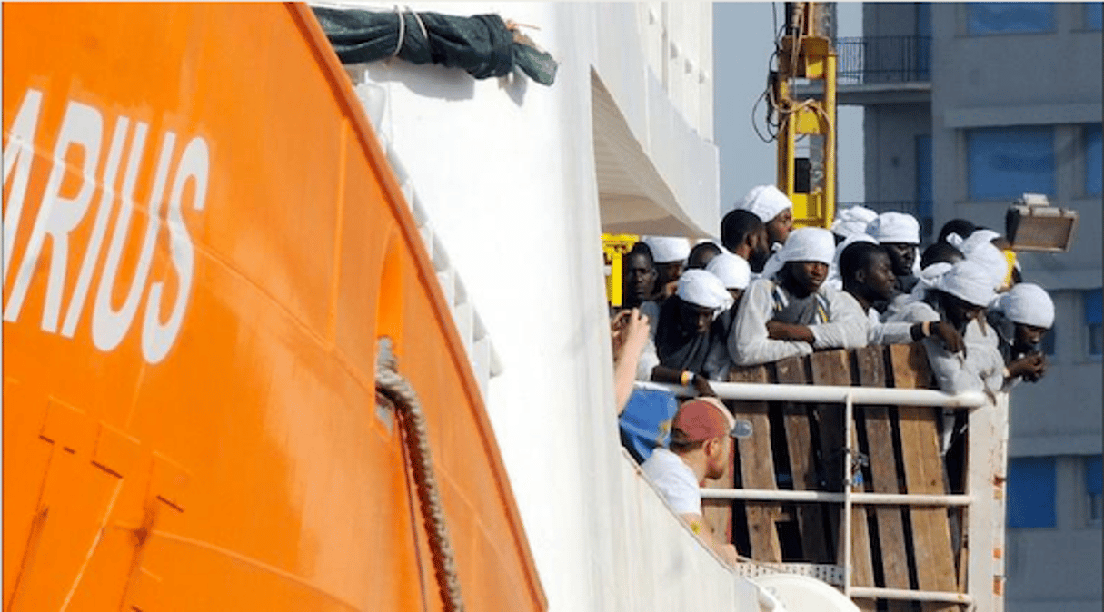 Migrants et refugiés arrivent à Trapani à bord du navire Aquarius, le 22 juillet 2016. Plus de 1.800 migrants ont été secourus lundi au large de la Libye, soit plus de 8.000 en 5 jours