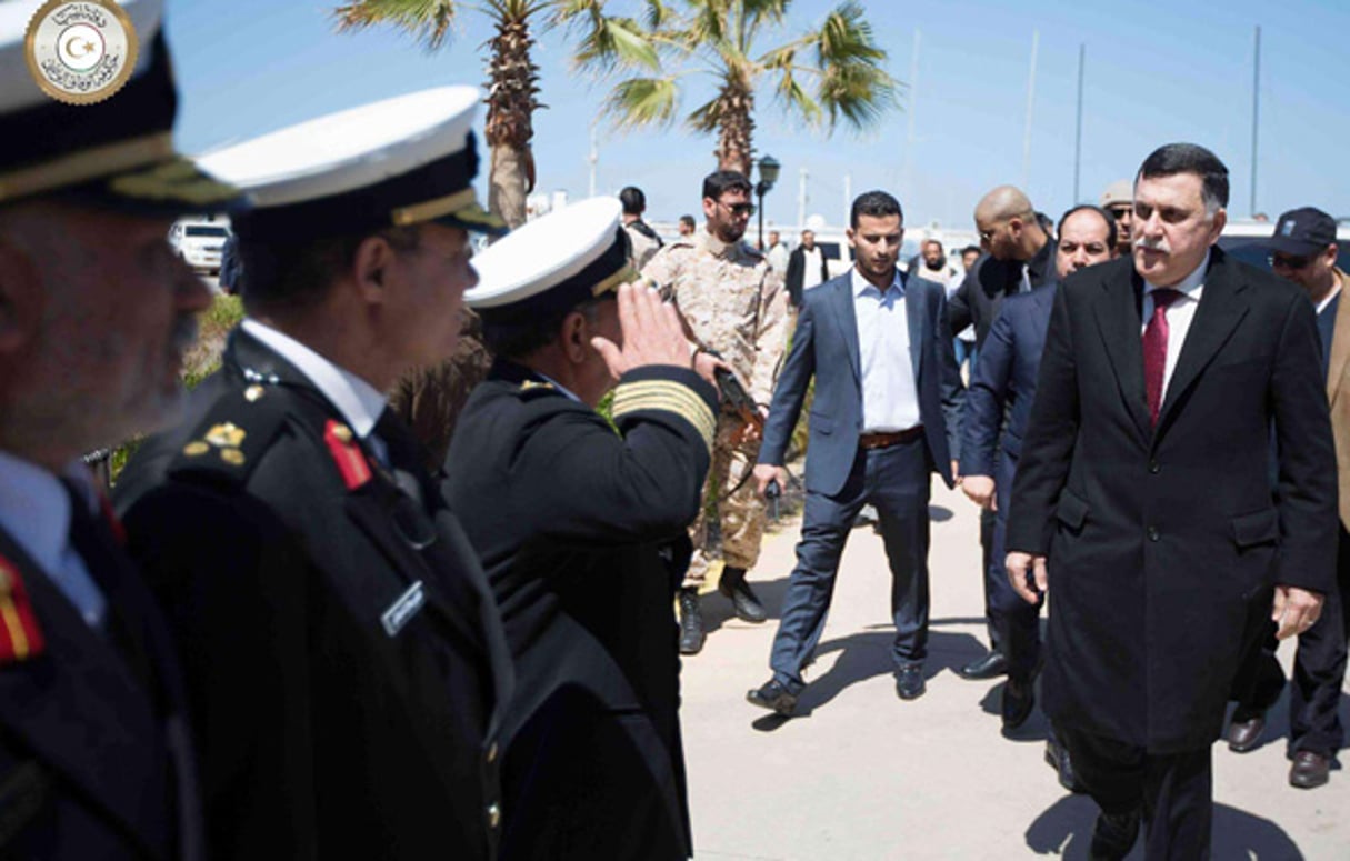 Le chef du GNA Fayez al-Sarraj à droite  lors de la mise en place du siège temporaire du GNA sur une base navale à Tripoli 30 mars 2016. © AP/SIPA