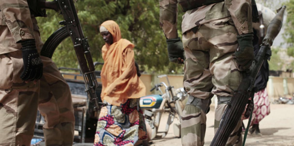 L’armée nigériane à un check-point de Gwoza, une ville récemment libérée de Boko Haram, en avril 2015. © Lekan Oyekanmi/AP/SIPA